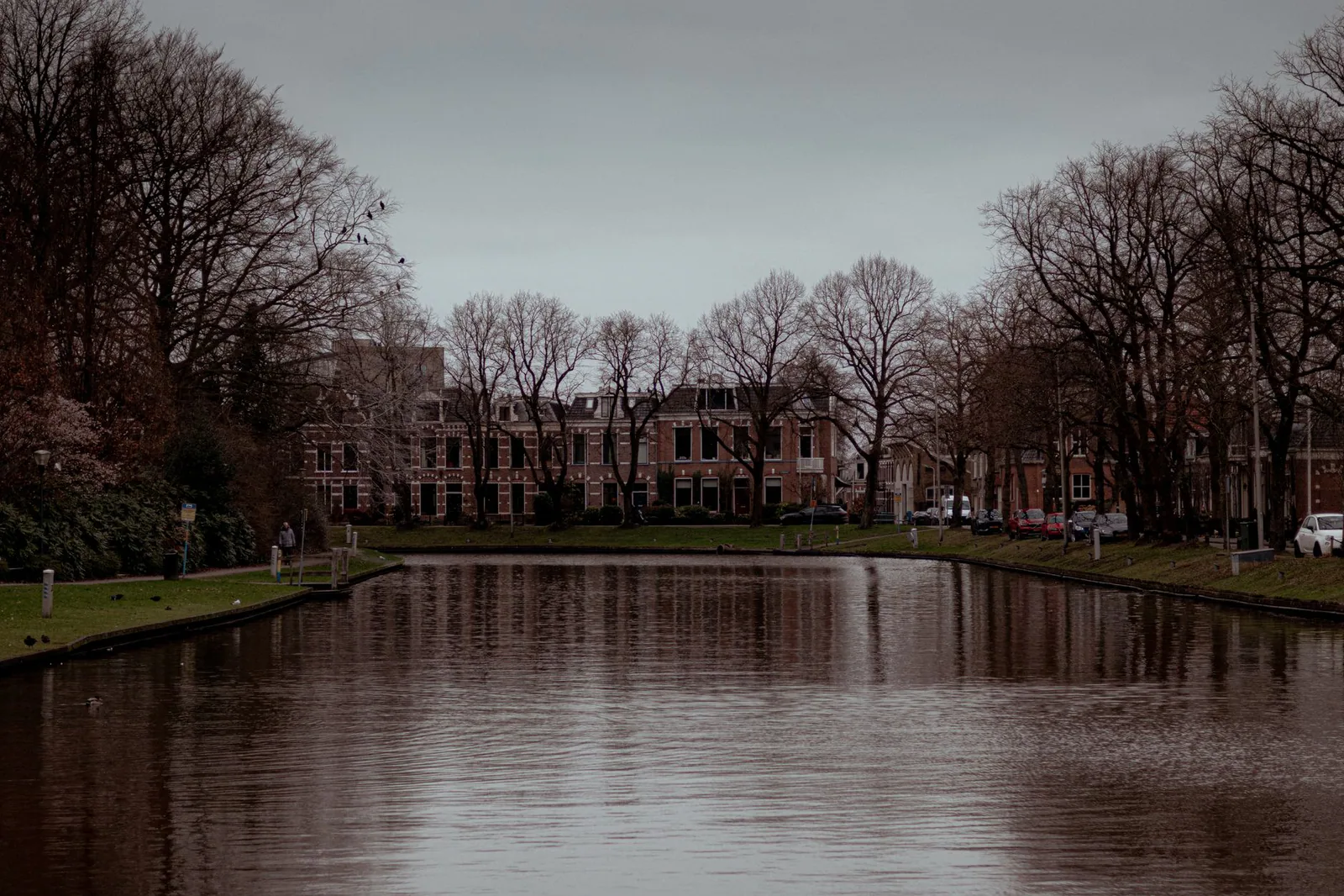 Canal con casas tradicionales en Leeuwarden
