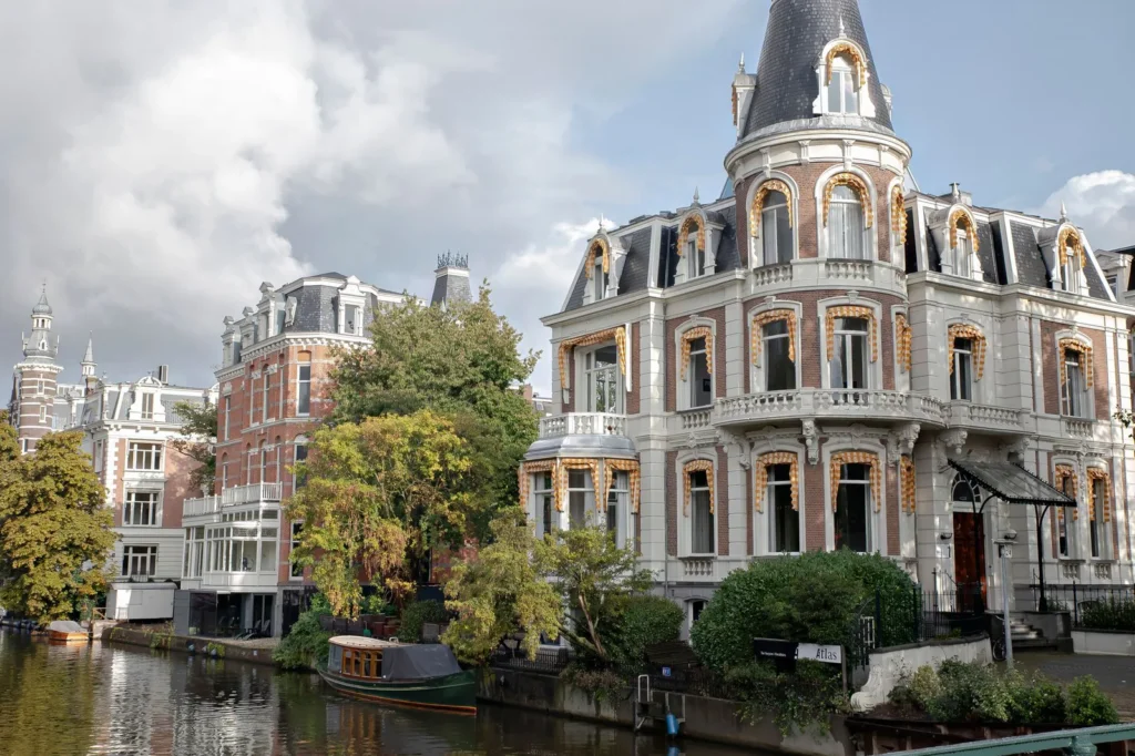 Vista de un canal con casas típicas en ciudad holandesa
