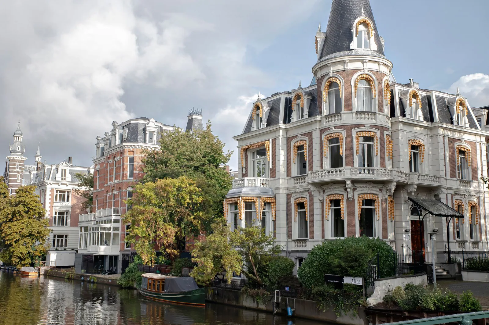 Vista de un canal con casas típicas en ciudad holandesa