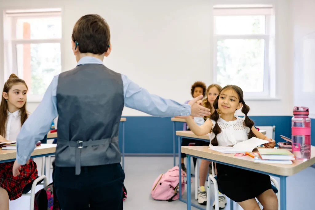 Niños aprendiendo en un aula de educación infantil