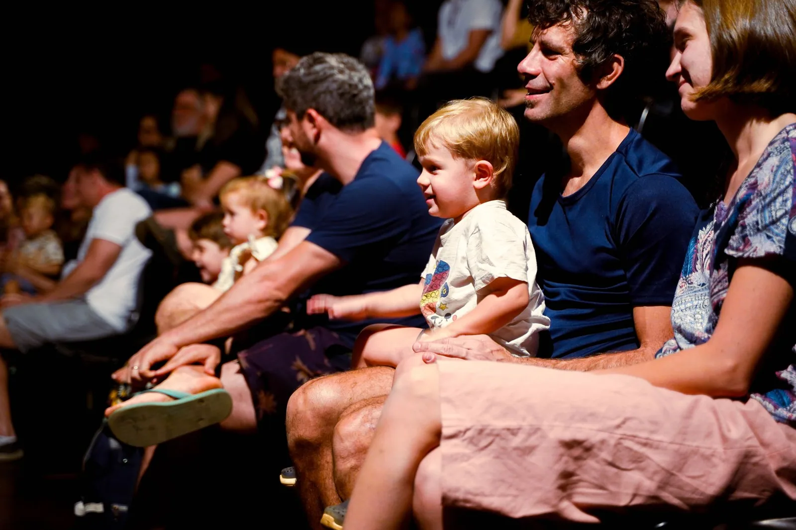 Audiencia disfrutando una obra de teatro en inglés