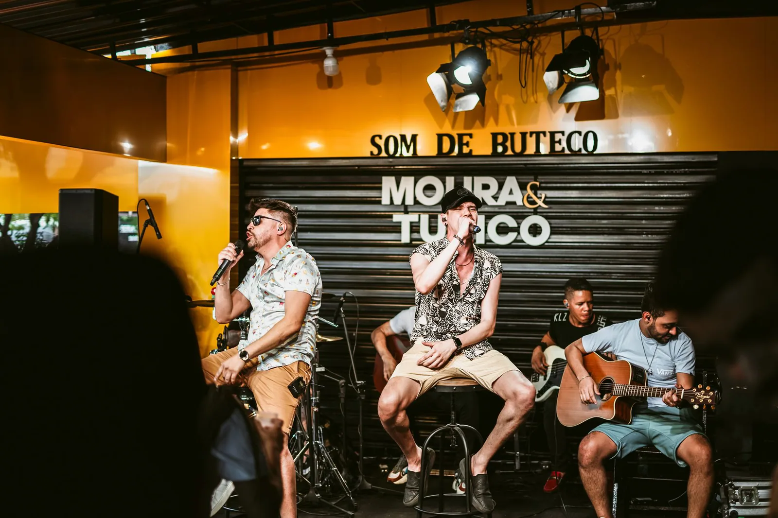 Bar con música en vivo y clientes disfrutando