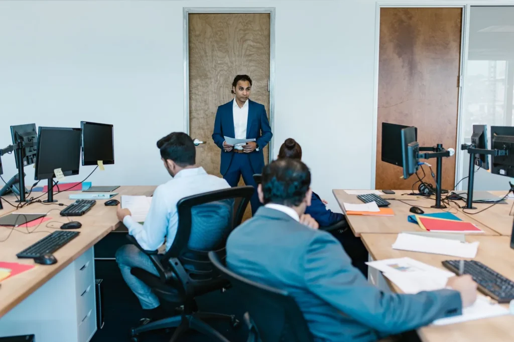 Equipo de trabajo colaborando en una oficina moderna