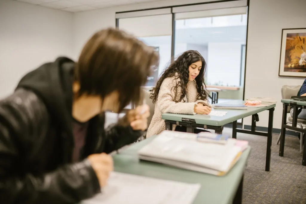 Aula con estudiantes aprendiendo idiomas en Bélgica