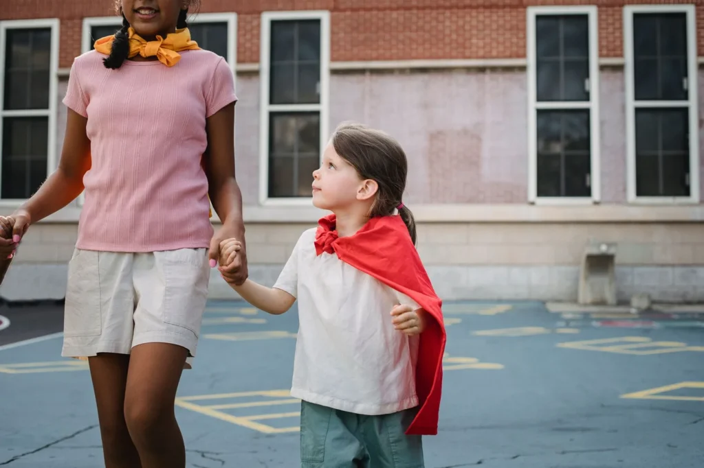 Niños disfrutando de actividades en un patio escolar