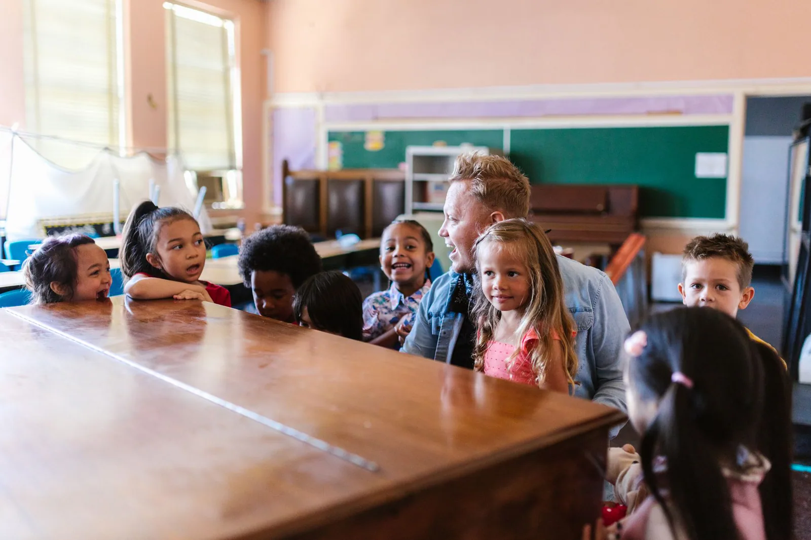 Niños estudiando en aula de escuela primaria en Catar