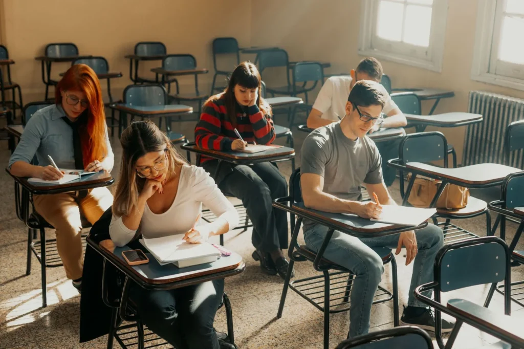 Aula de escuela secundaria con estudiantes trabajando en grupo