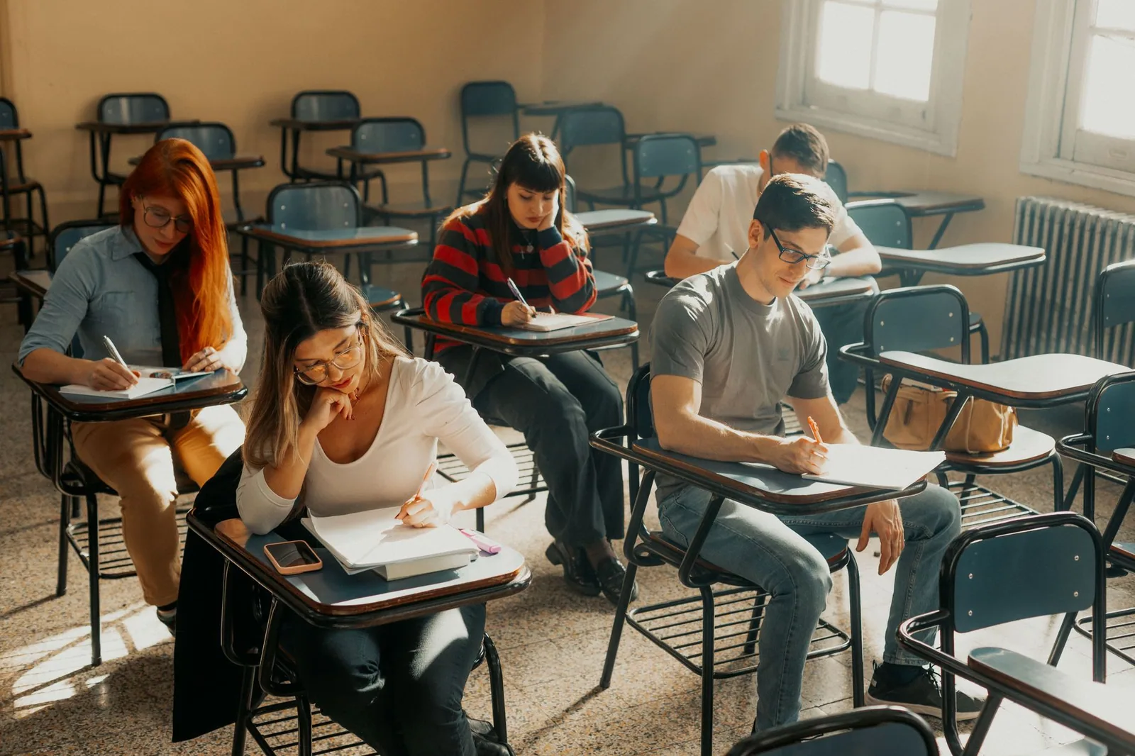 Aula de escuela secundaria con estudiantes trabajando en grupo