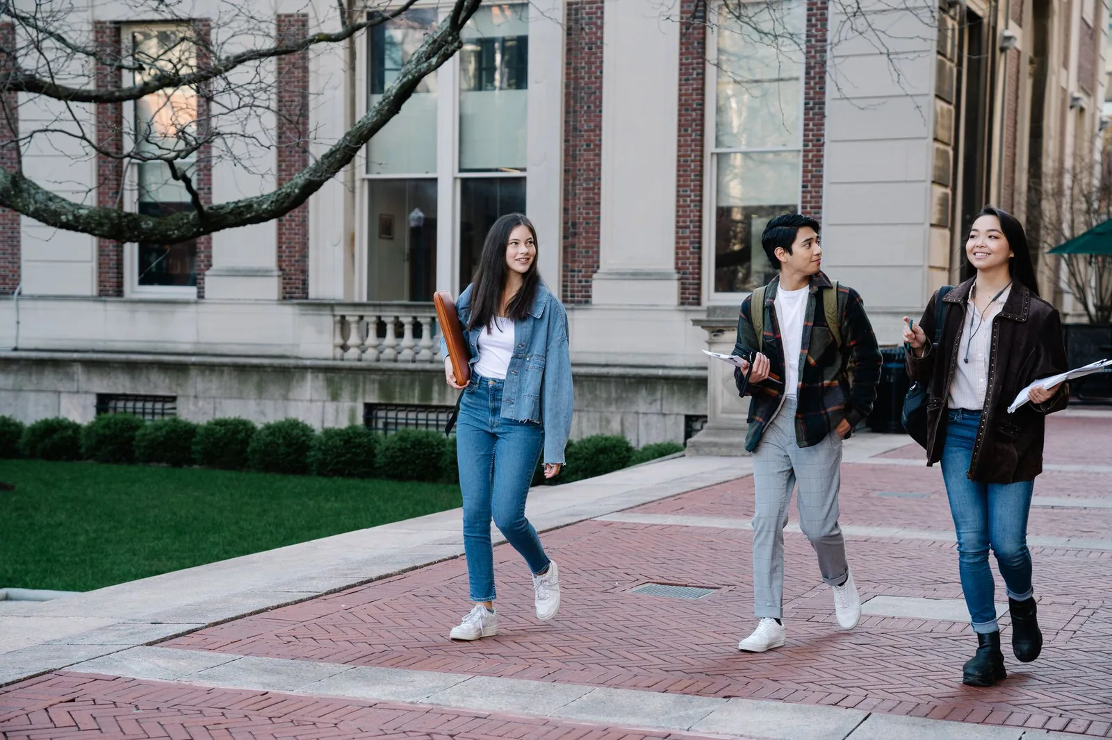 Estudiantes caminando por el campus de una universidad en Catar