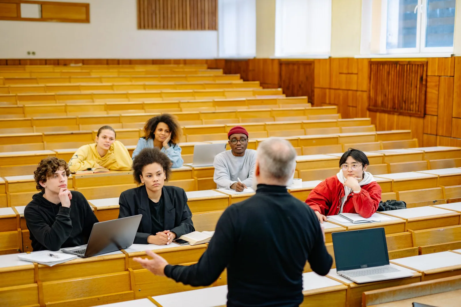 Estudiantes internacionales en aula moderna de Singapur