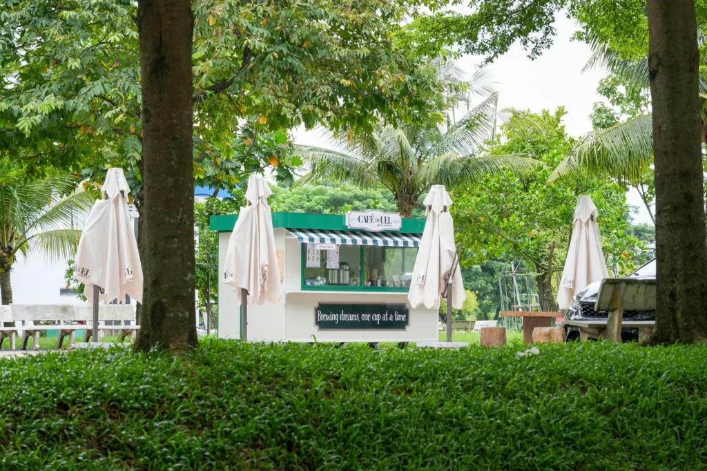 Expatriado tomando café en un parque urbano de Austria