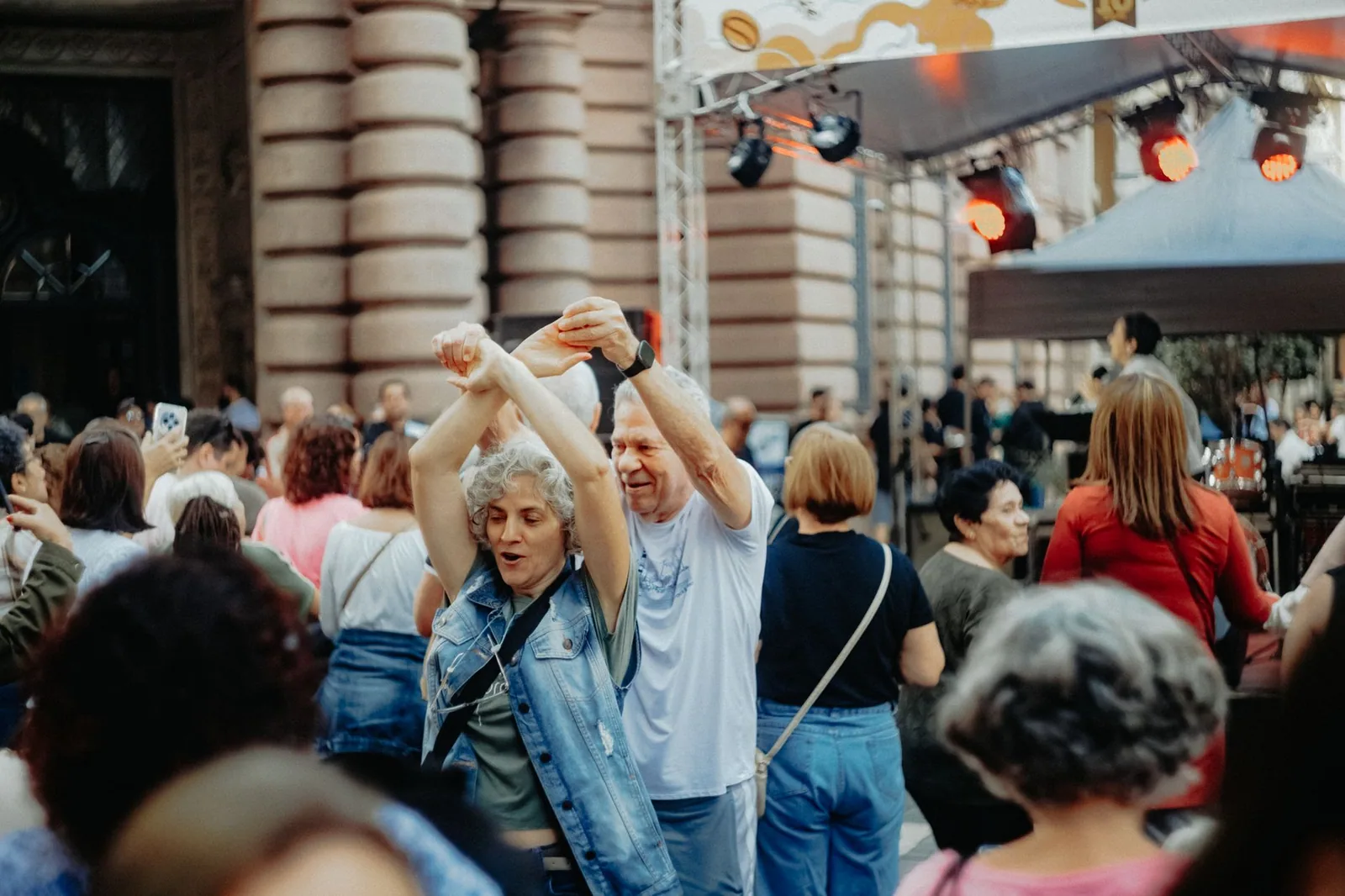 Grupo de personas bailando durante un festival belga