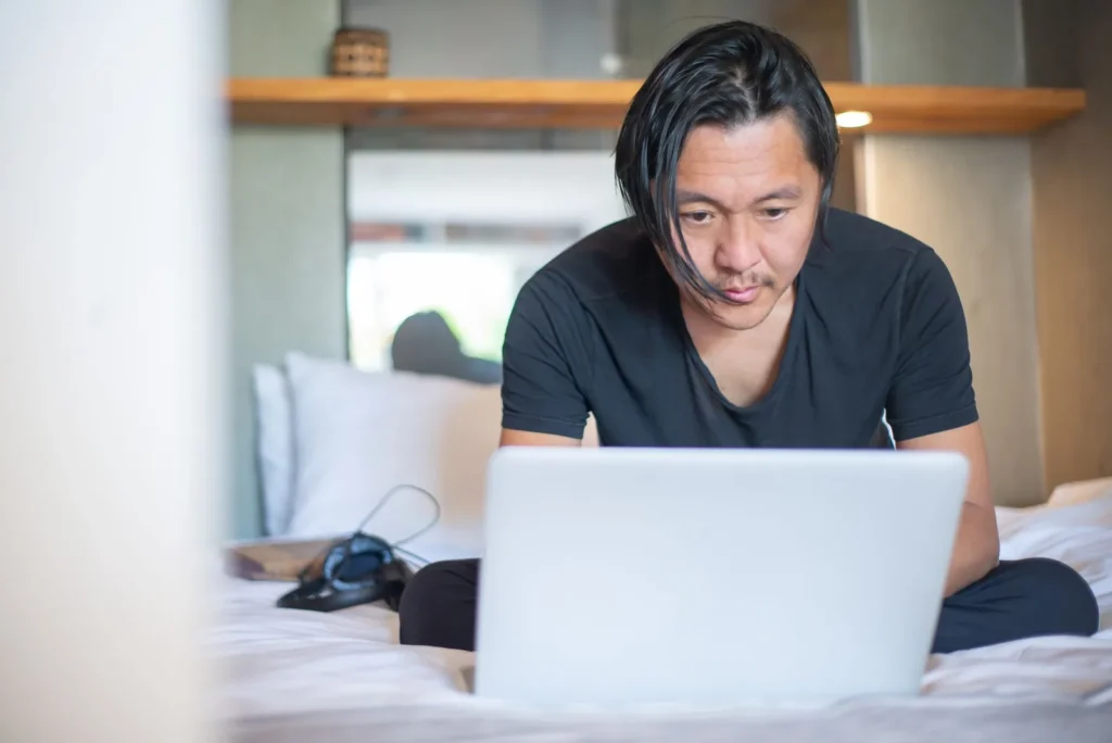 Freelancer trabajando con laptop en oficina moderna