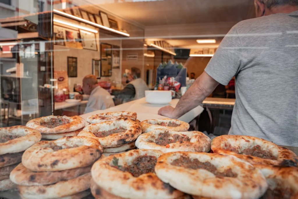 Interior de una panadería tradicional con pasteles austriacos