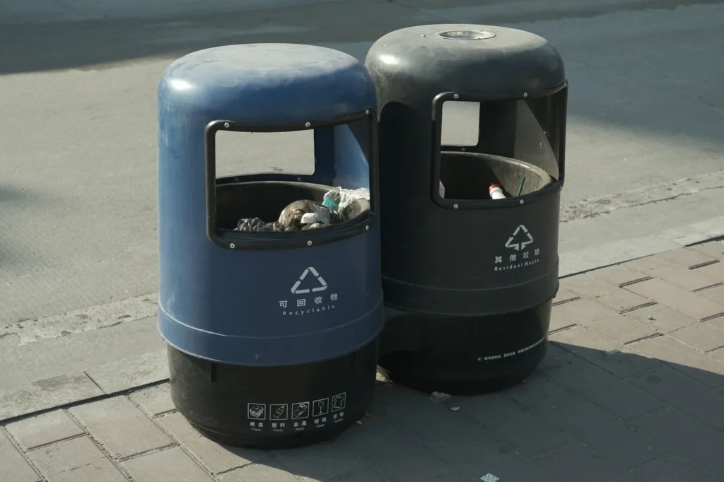 Contenedores de reciclaje en una cocina belga