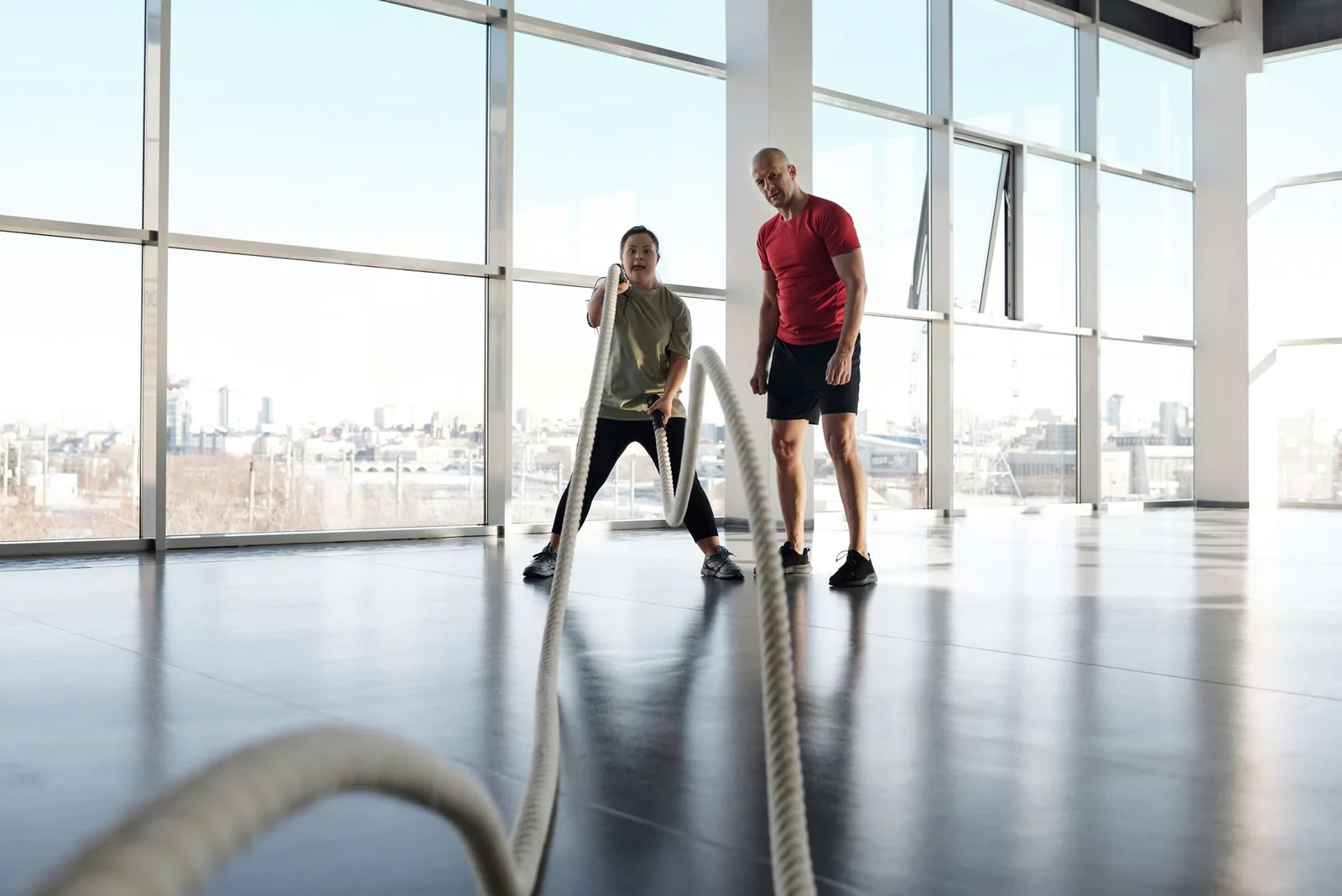 Personas entrenando en gimnasio moderno