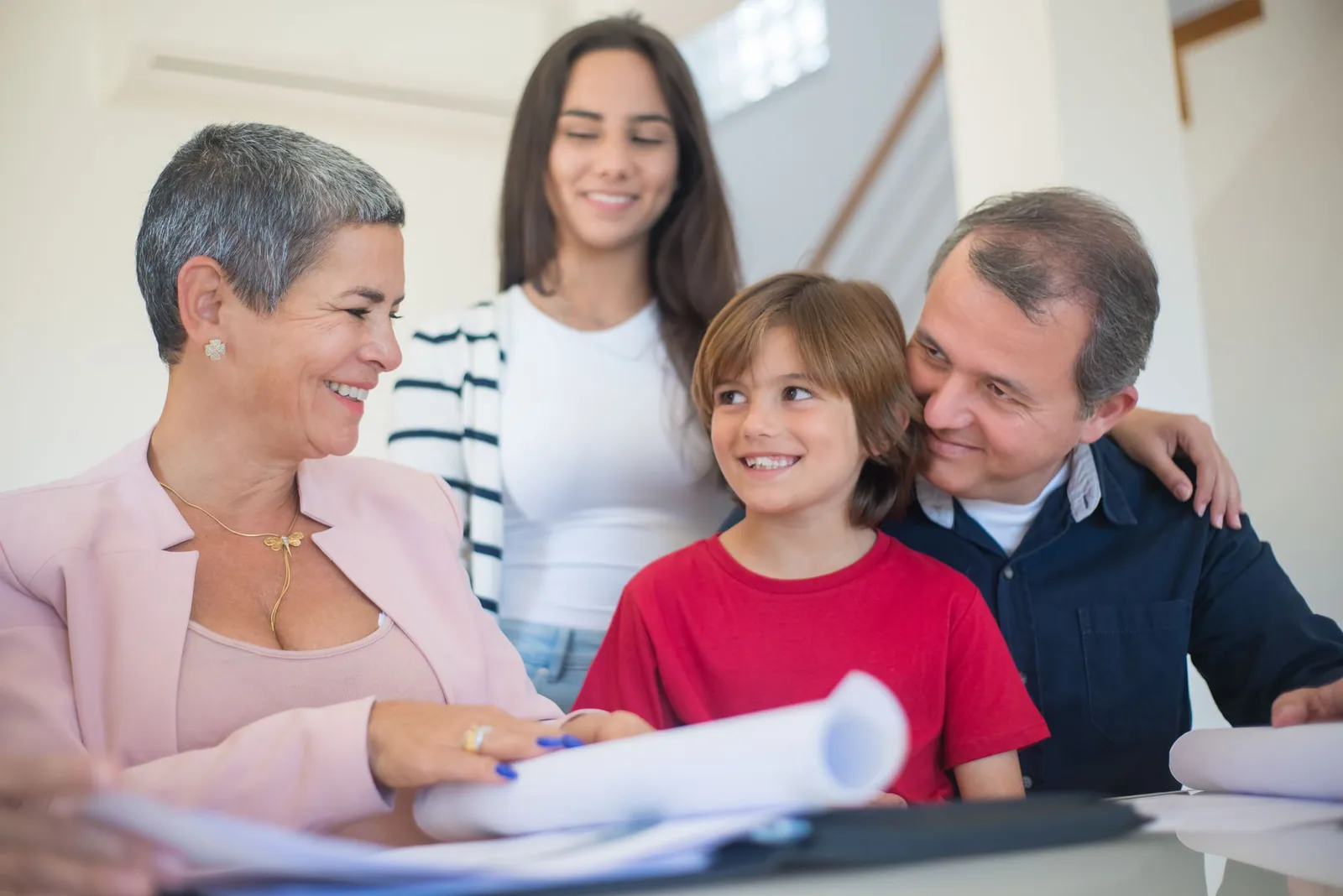 Familia firmando contrato de compra de vivienda