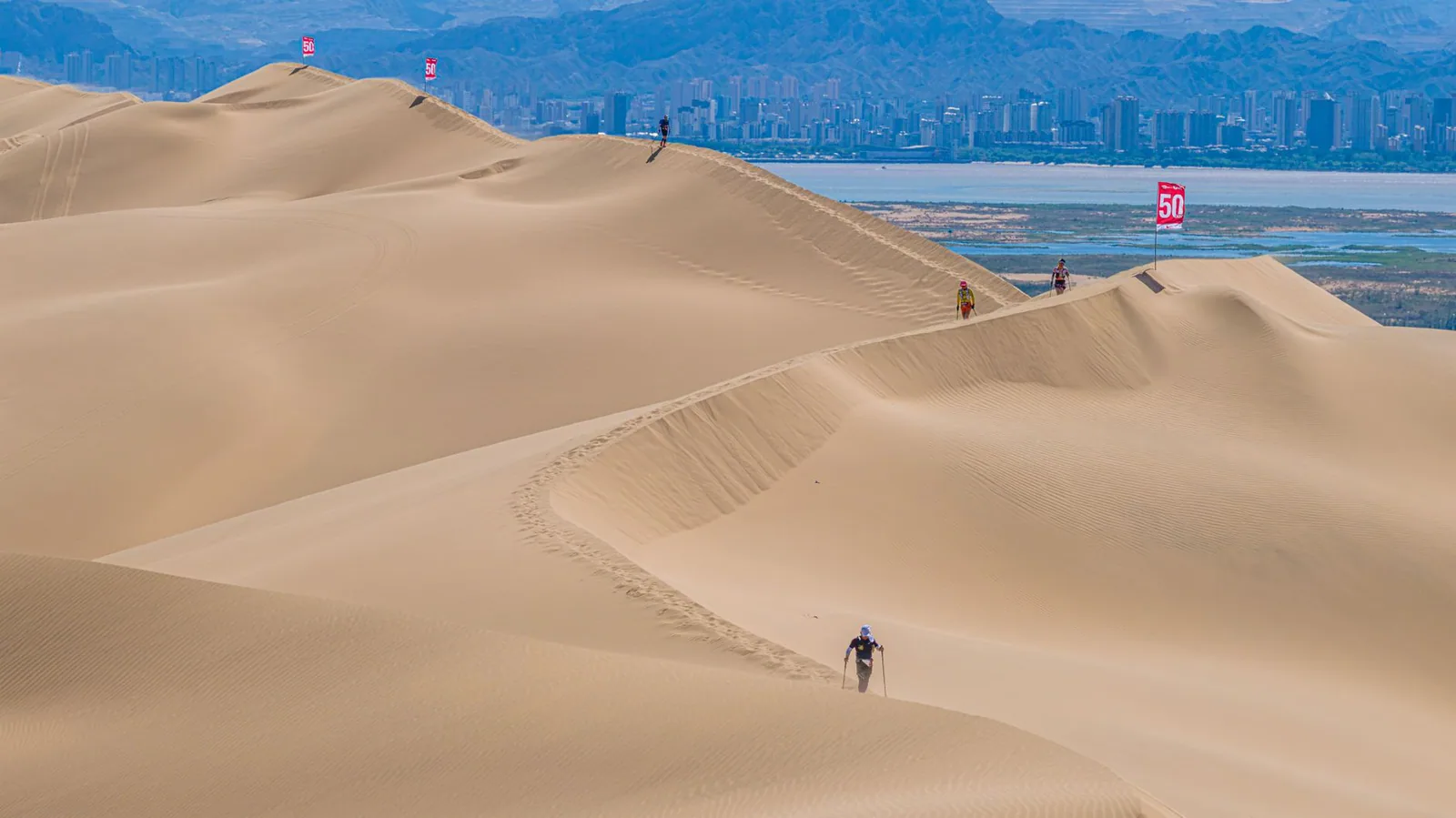 Vista panorámica de rascacielos en Emiratos Árabes Unidos