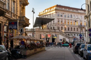 Café al aire libre en una calle de Viena