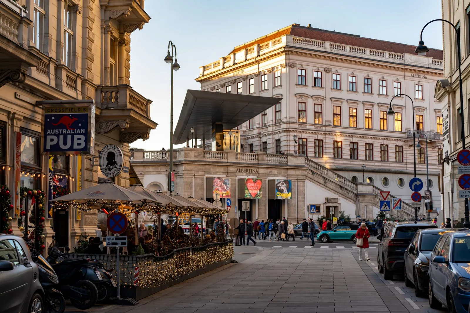 Café al aire libre en una calle de Viena