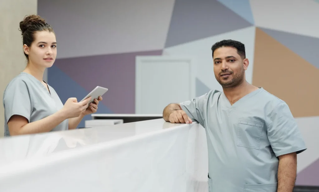 Recepción de clínica médica con personal atendiendo pacientes