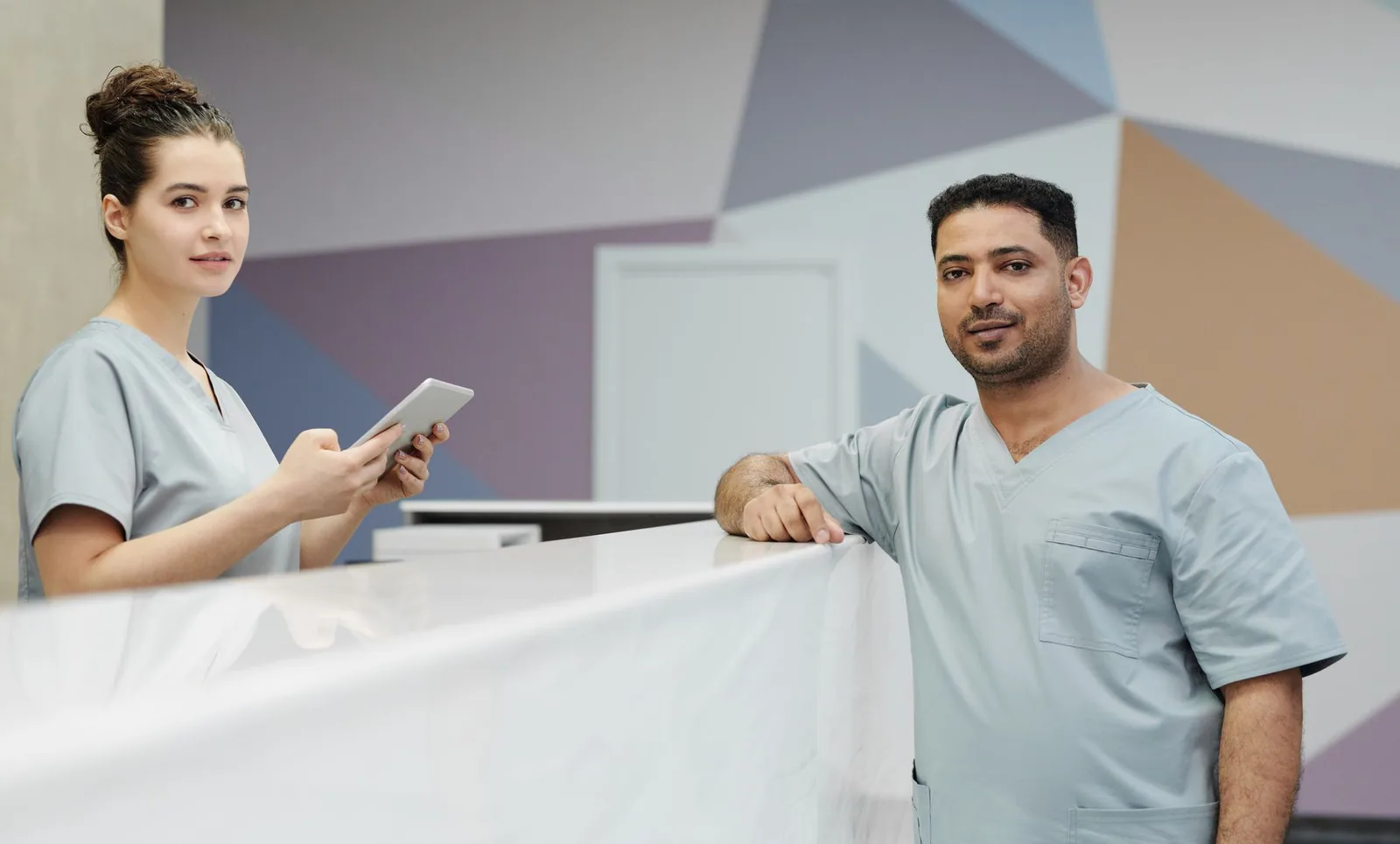 Recepción de clínica médica con personal atendiendo pacientes