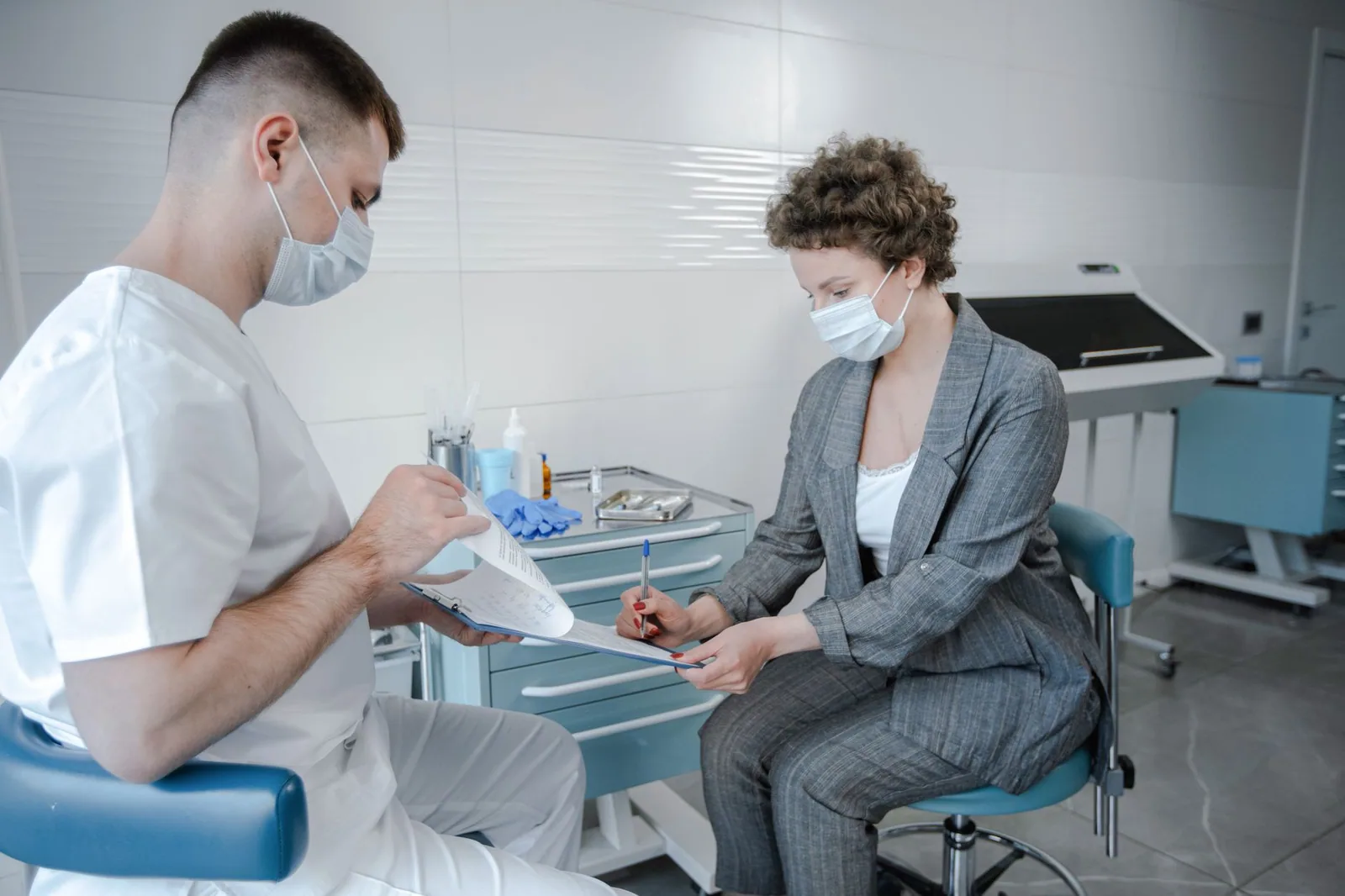 Médico atendiendo a paciente en consulta médica