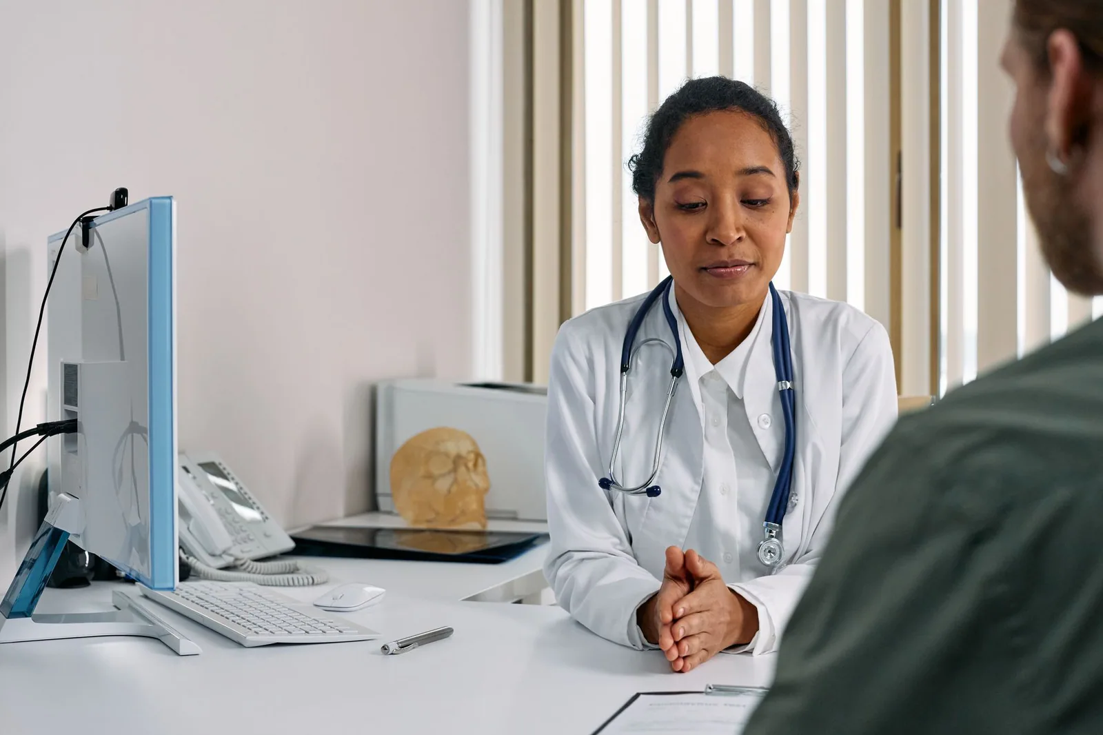 Doctor atendiendo a un paciente en una clínica