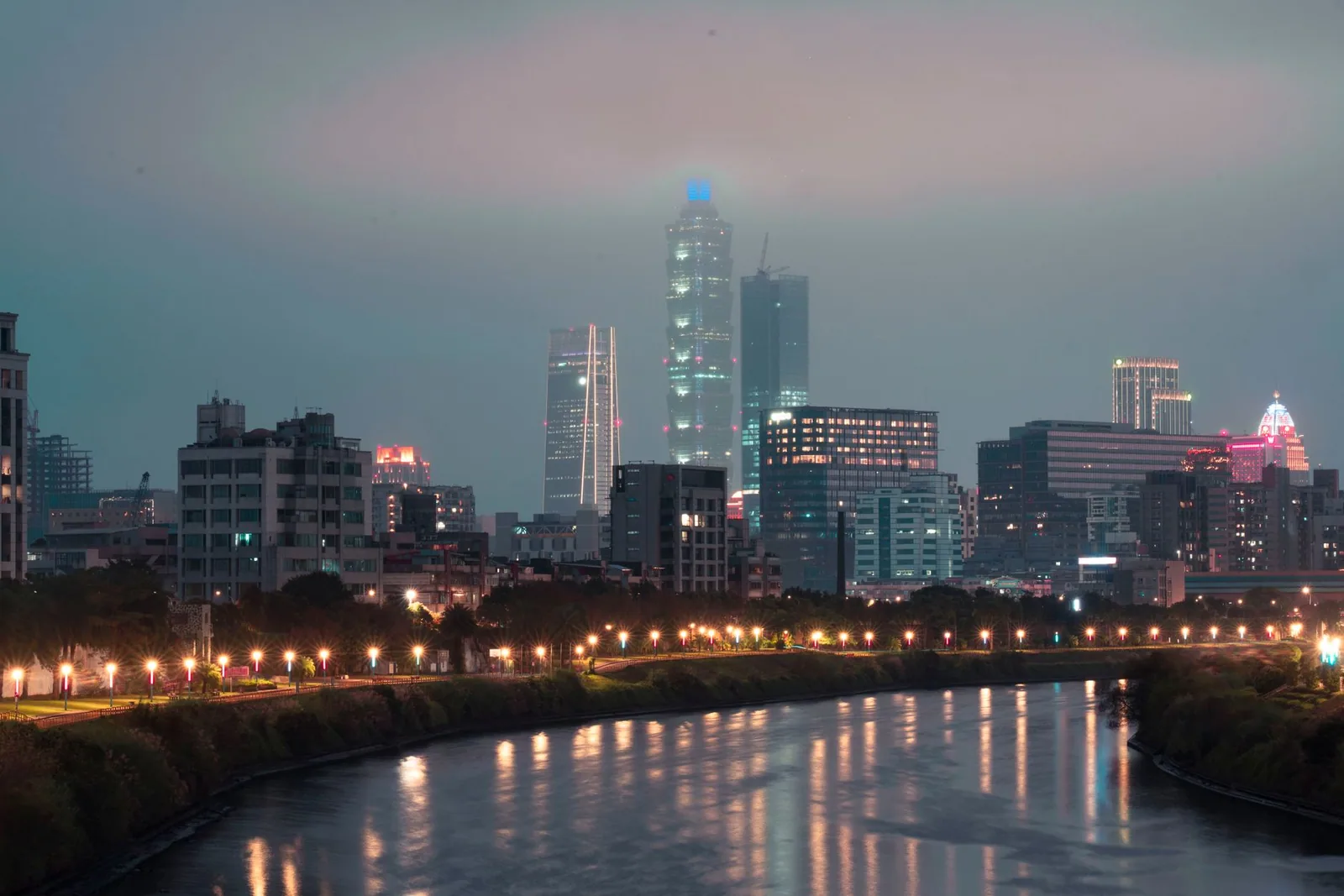 Vista panorámica de una ciudad belga con canales