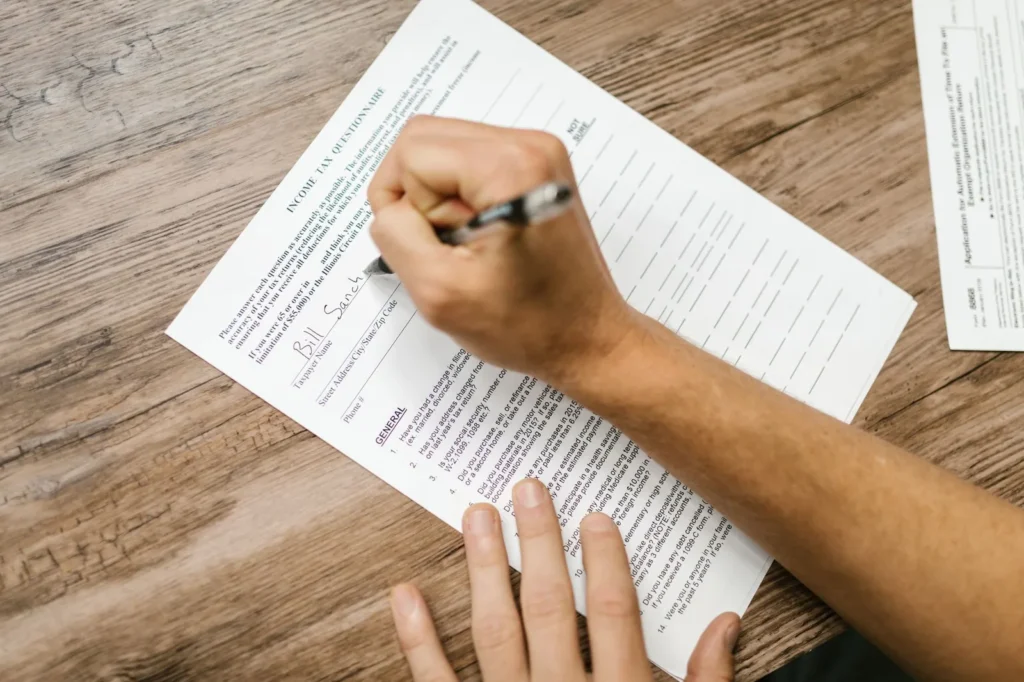 Persona rellenando formulario de impuestos
