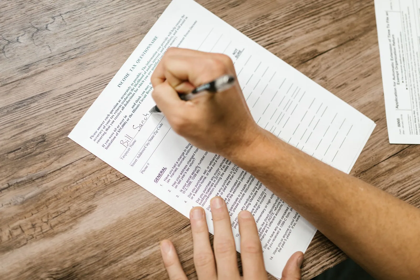 Persona rellenando formulario de impuestos