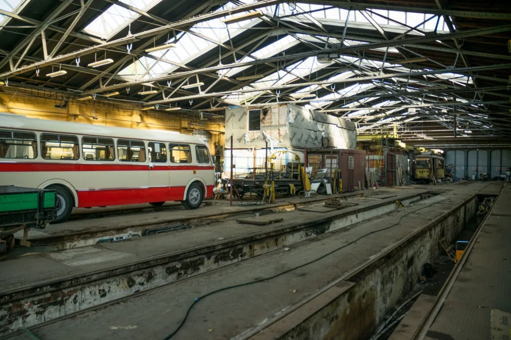 Tren urbano detenido en la plataforma de una estación belga