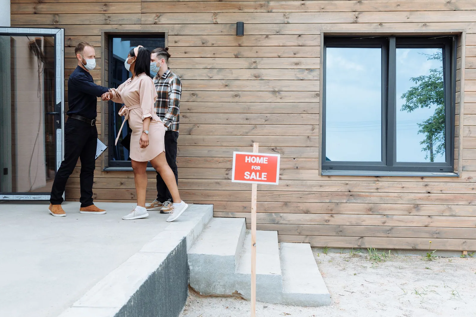 Agente inmobiliario mostrando apartamento en Singapur