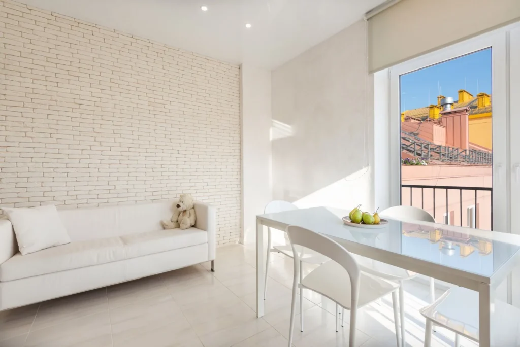 Balcony con vista a ciudad europea y mobiliario moderno