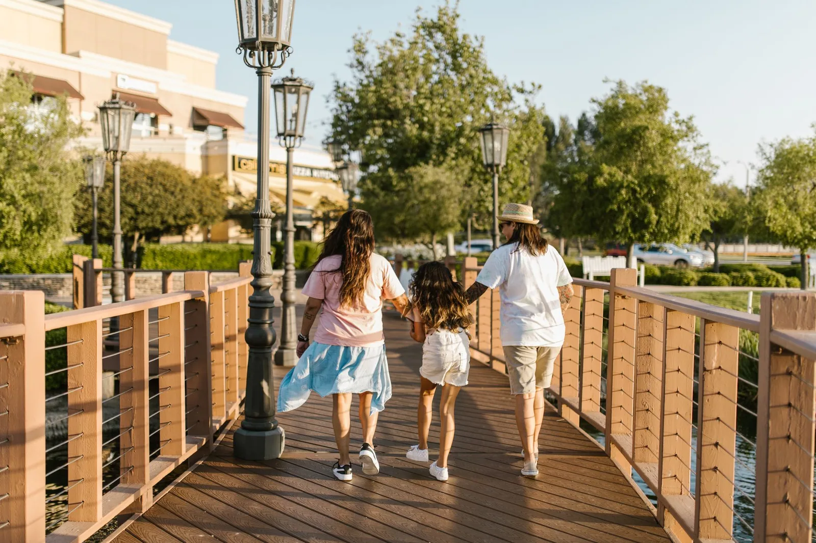 Familia caminando por el centro de la ciudad belga