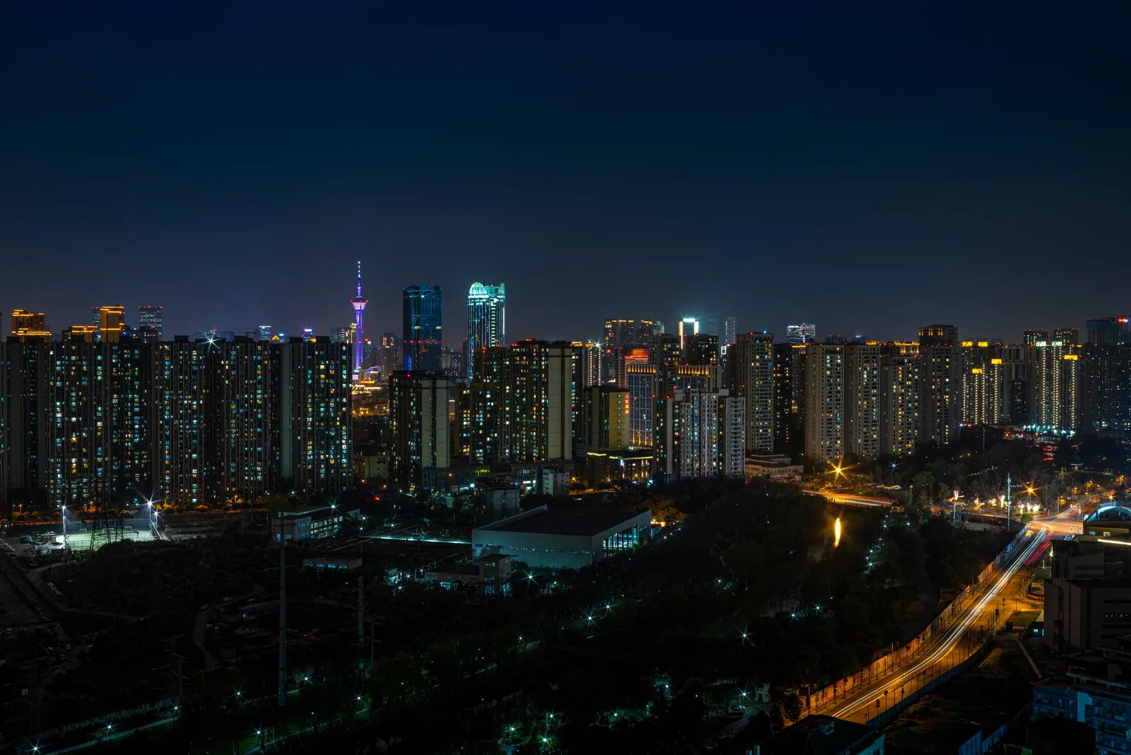 Vista nocturna del horizonte urbano con rascacielos