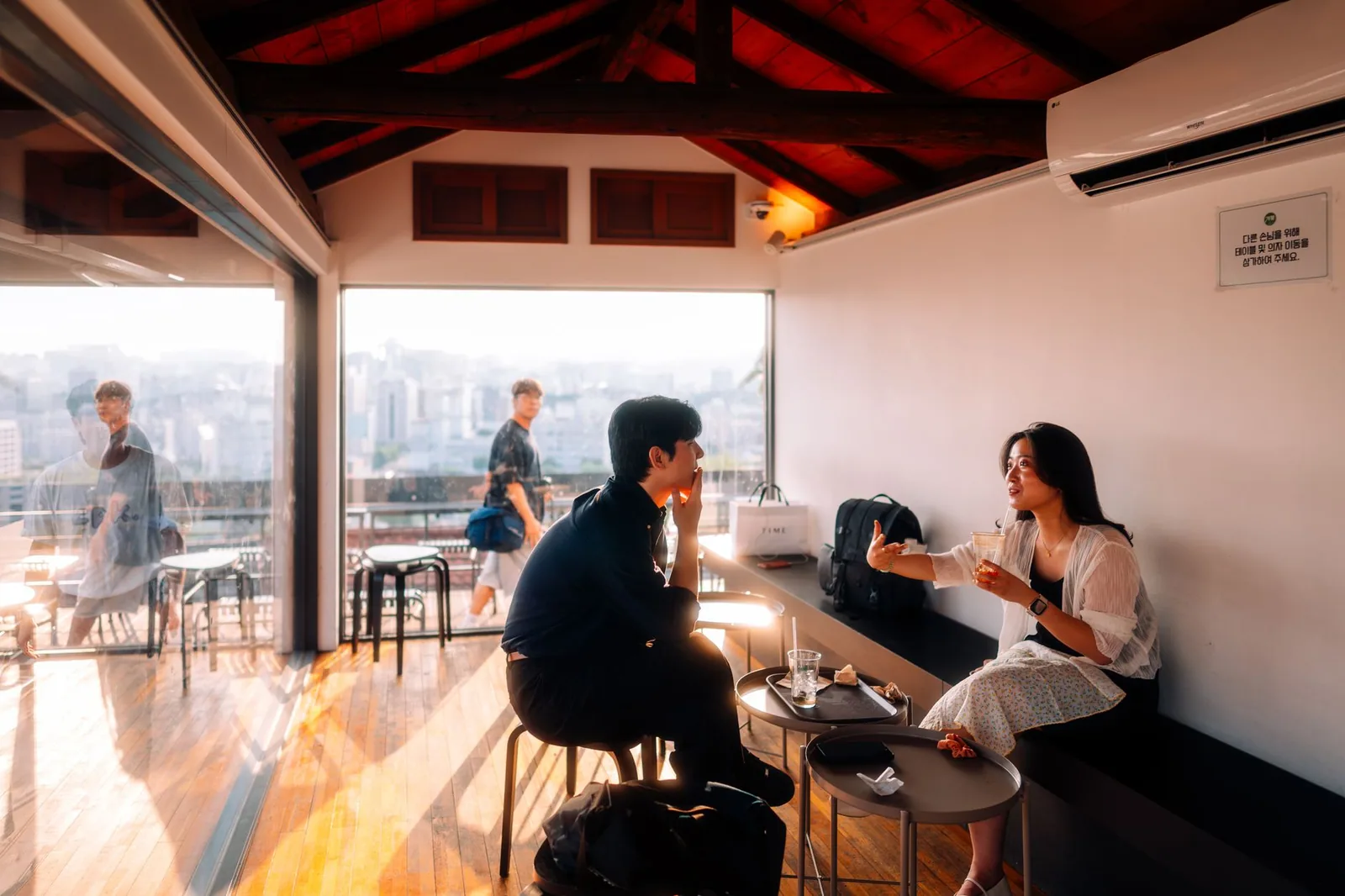Café con vista a la ciudad al atardecer