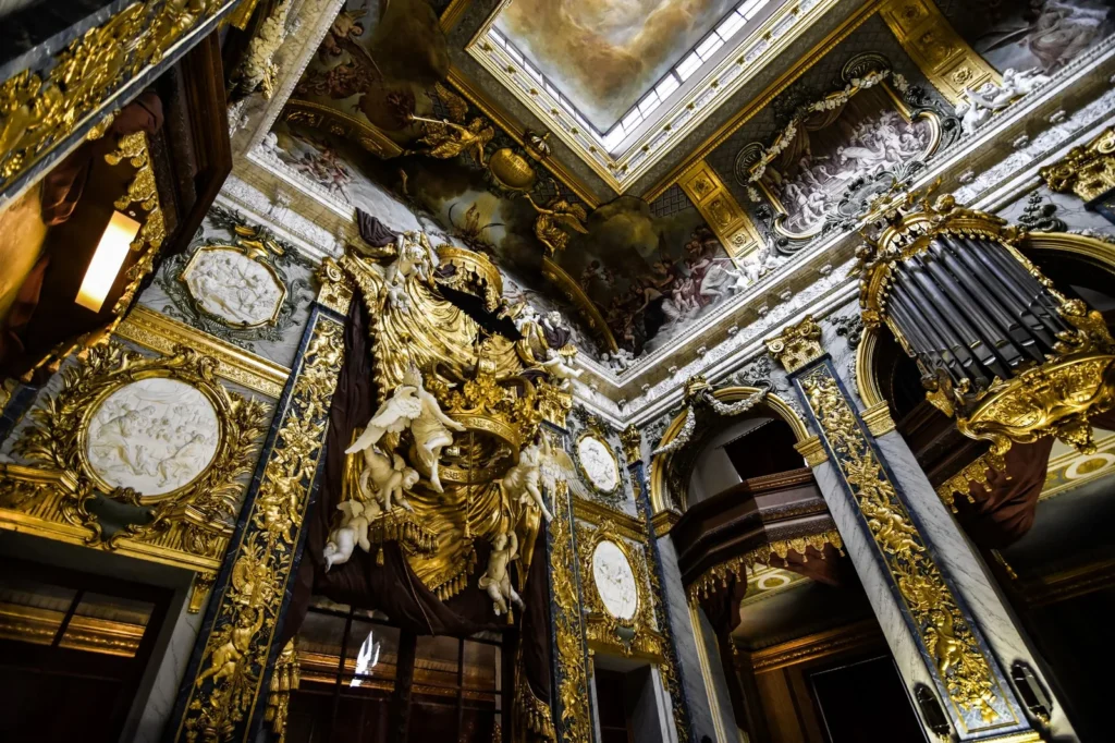 Interior de un palacio histórico austrohúngaro