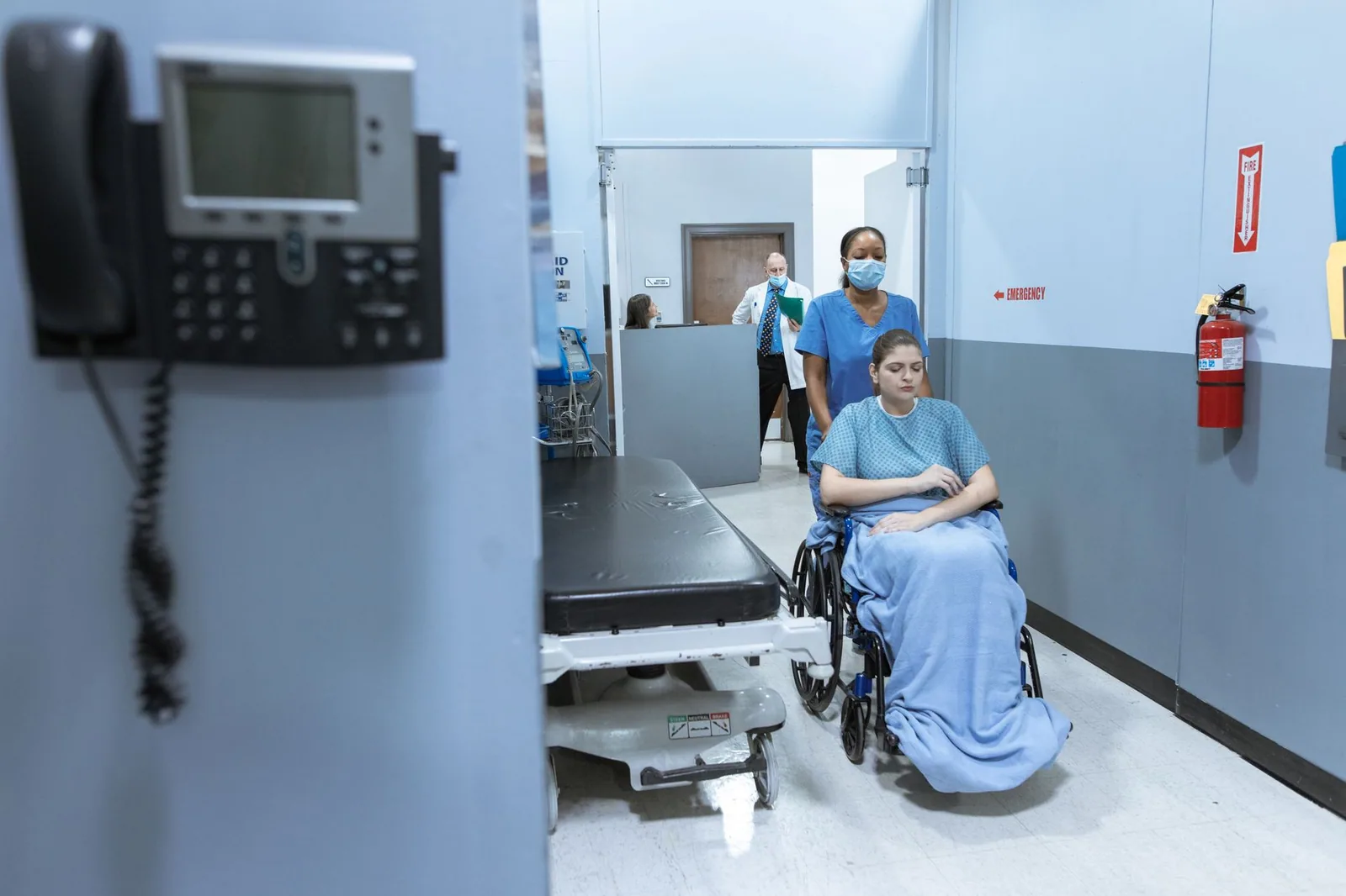 Pasillo amplio de un hospital moderno con señalización clara
