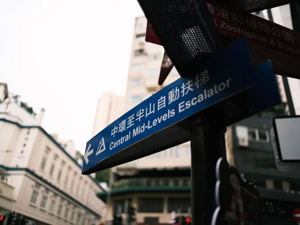 Carteles en inglés, malayo, mandarín y tamil en Singapur
