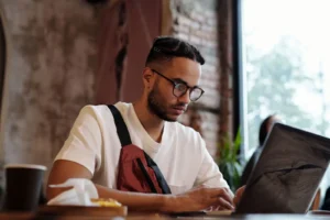 Freelancer trabajando con laptop en oficina