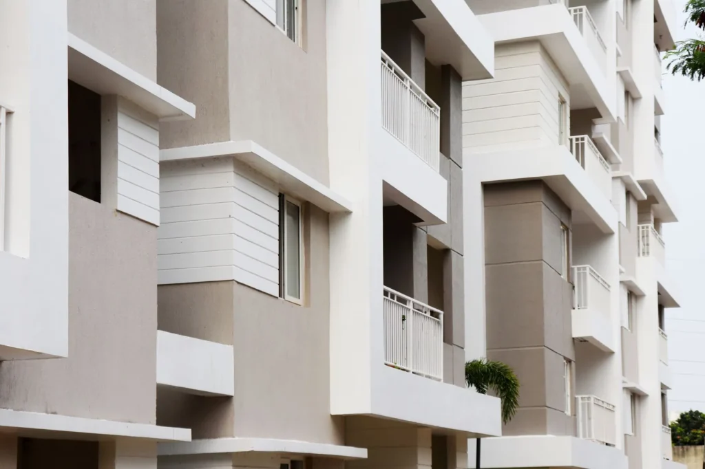 Edificio moderno con fachada de apartamentos en zona urbana