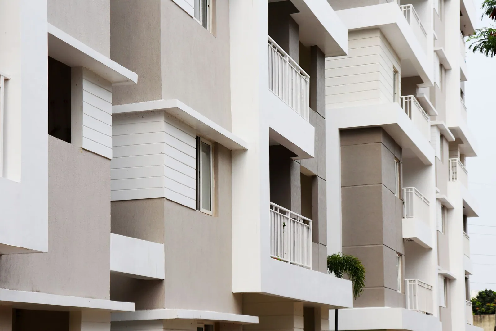 Edificio moderno con fachada de apartamentos en zona urbana