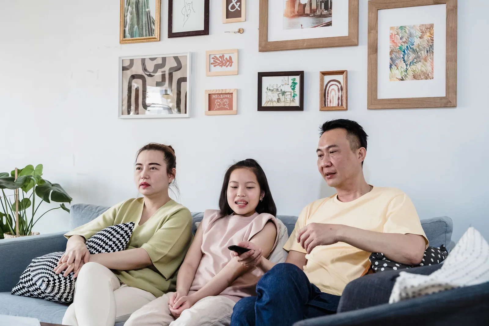 Familia viendo TV en la sala