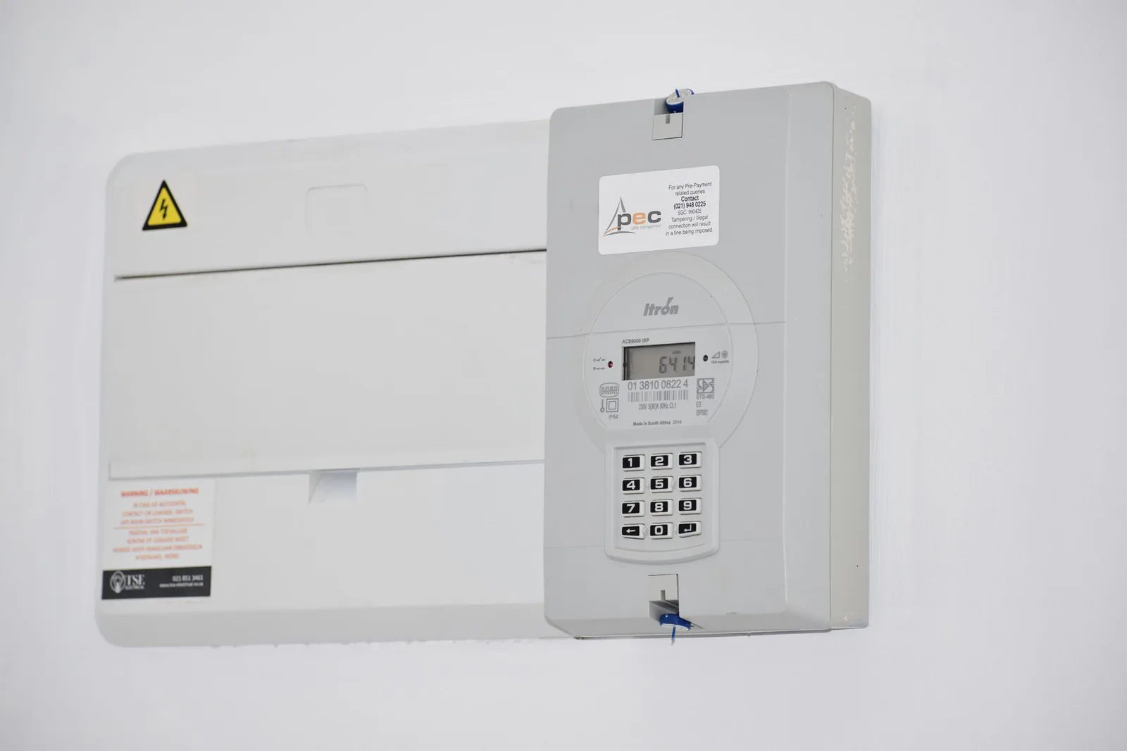 Medidor de agua y electricidad en un apartamento de Singapur
