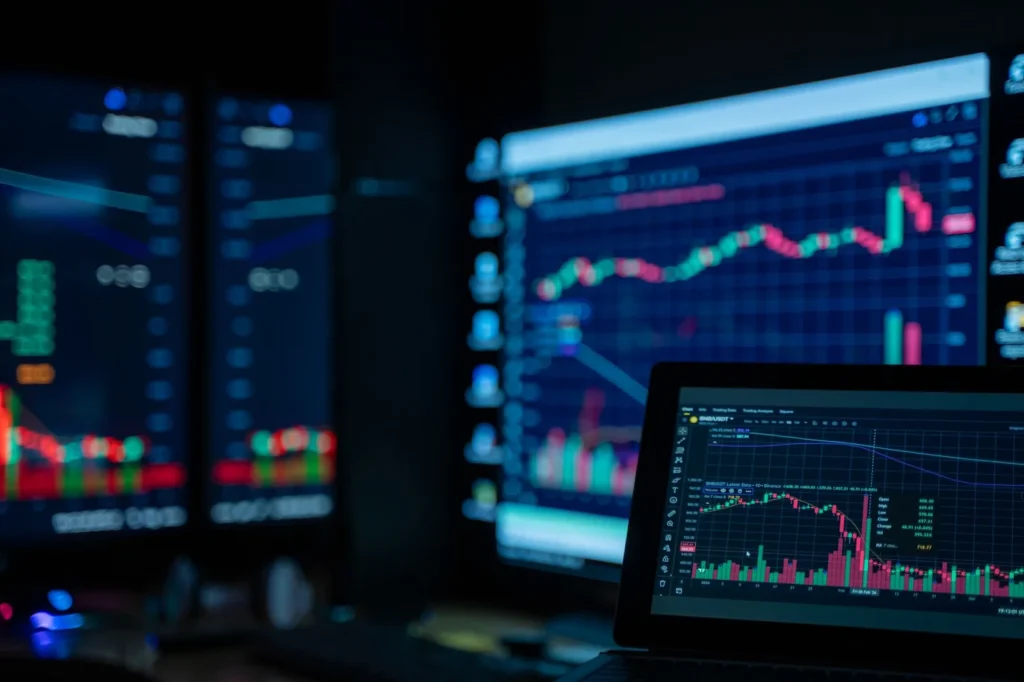 Sala de trading con inversores analizando datos