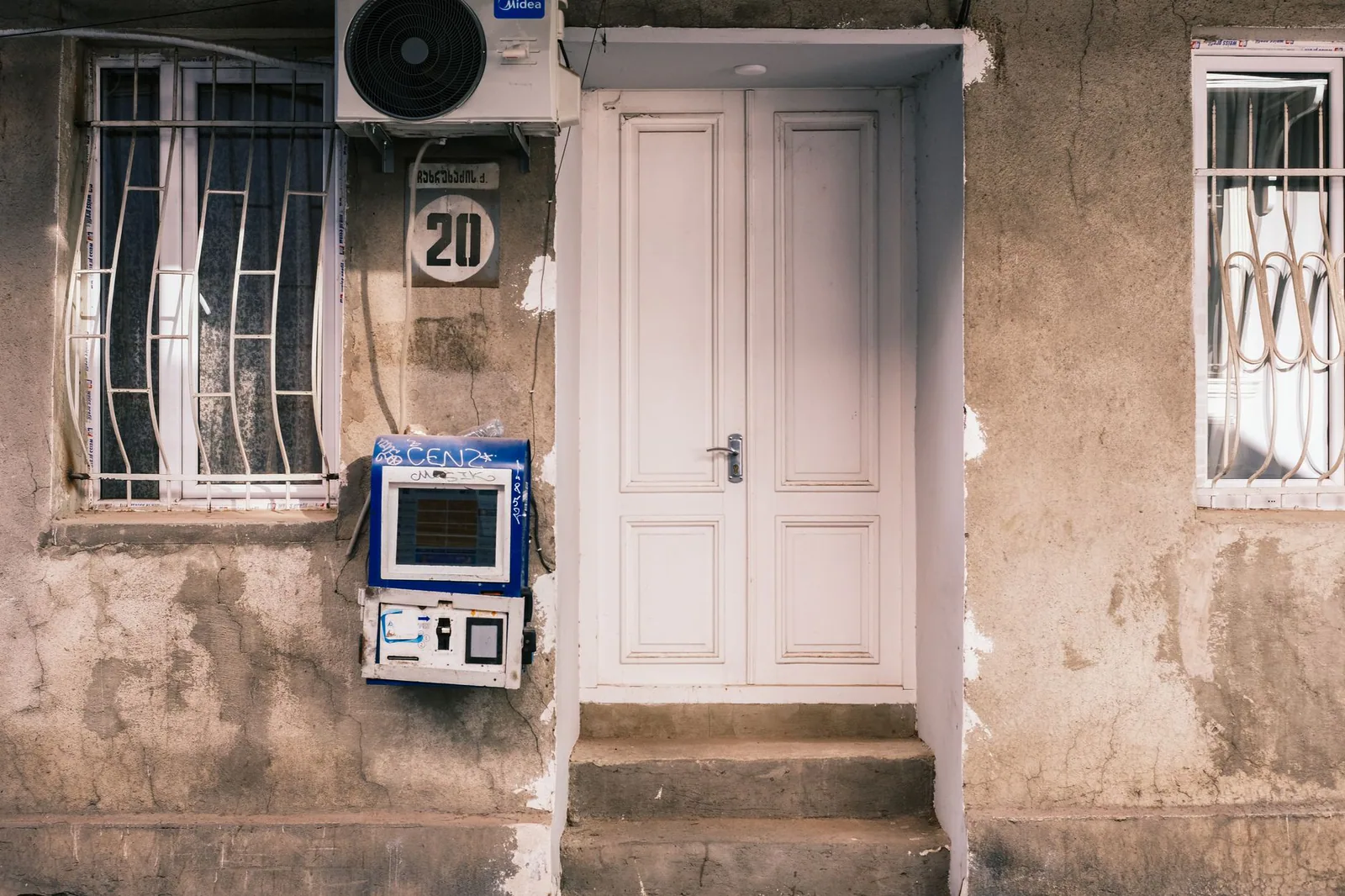 Instalador conectando medidor de gas en vivienda de Catar