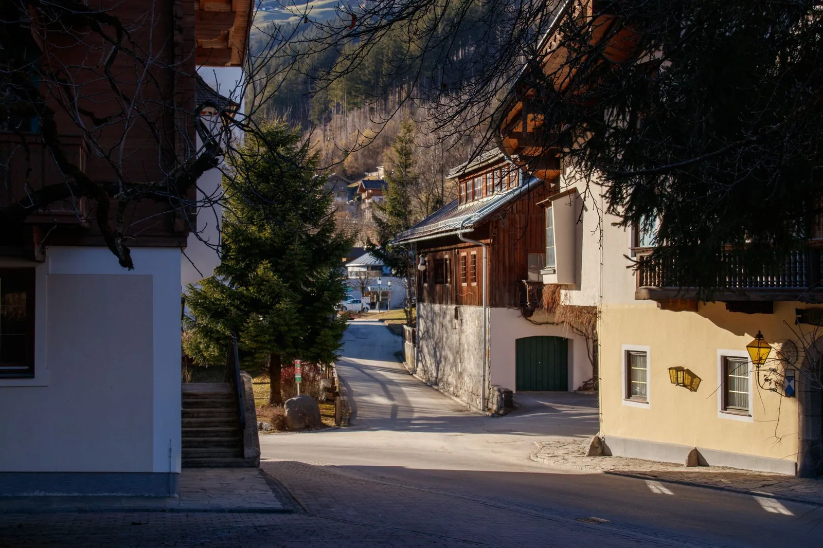 Calle de un pueblo alpino en Austria al atardecer