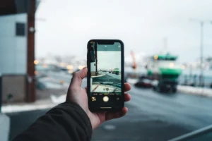 Persona revisando su smartphone en una calle de Singapur