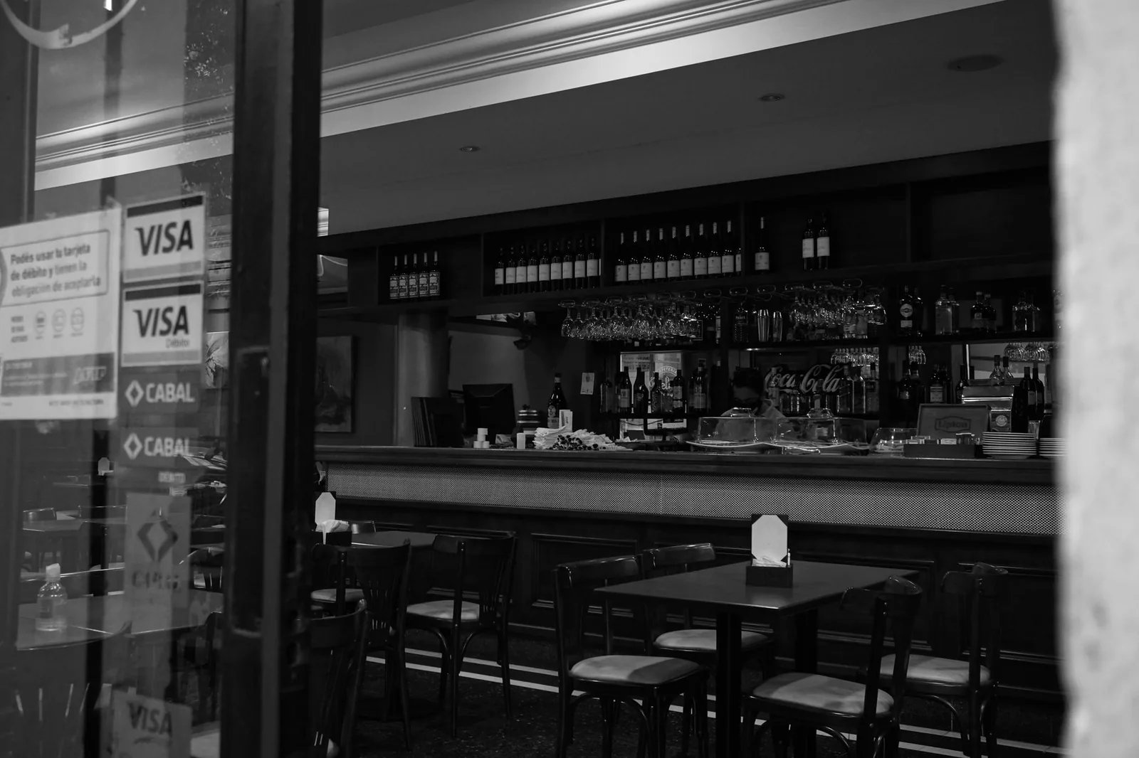 Interior cálido de bar belga con cervezas artesanales